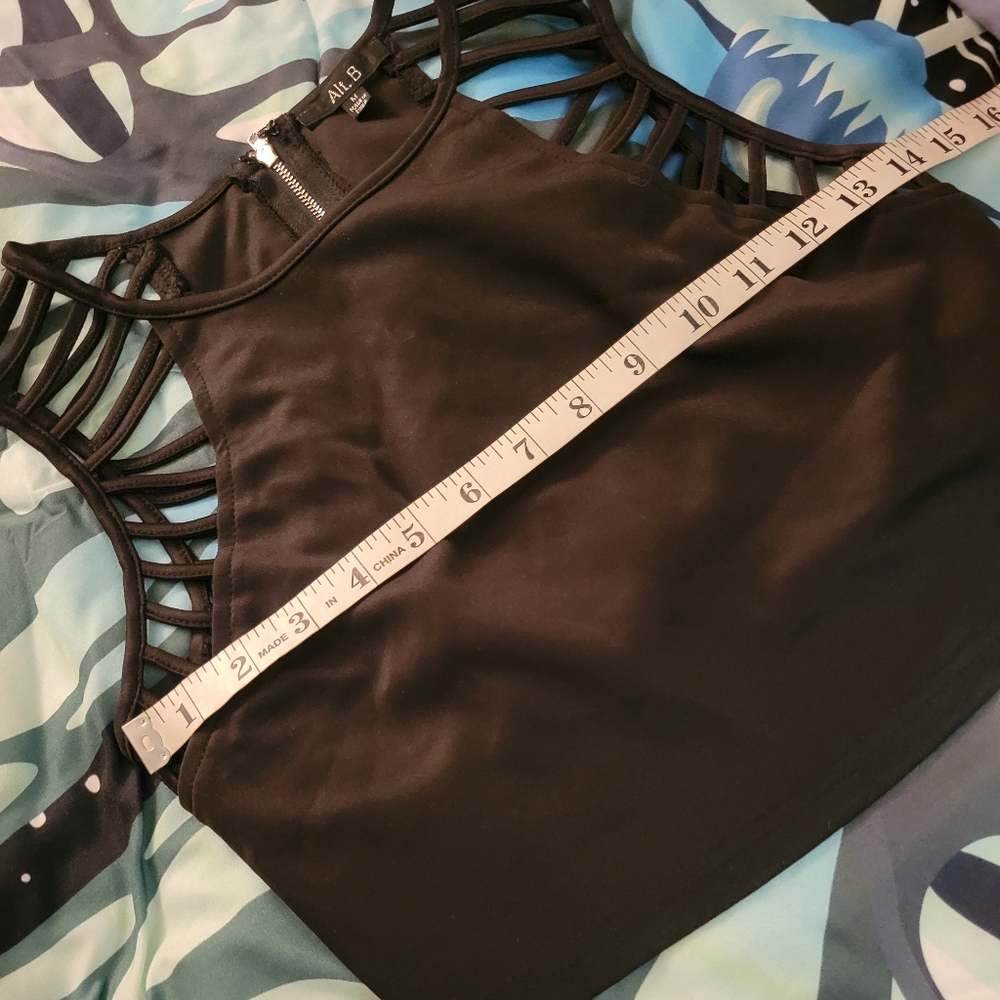 Flirty Goth Crop-Top - Picture 6 of 7